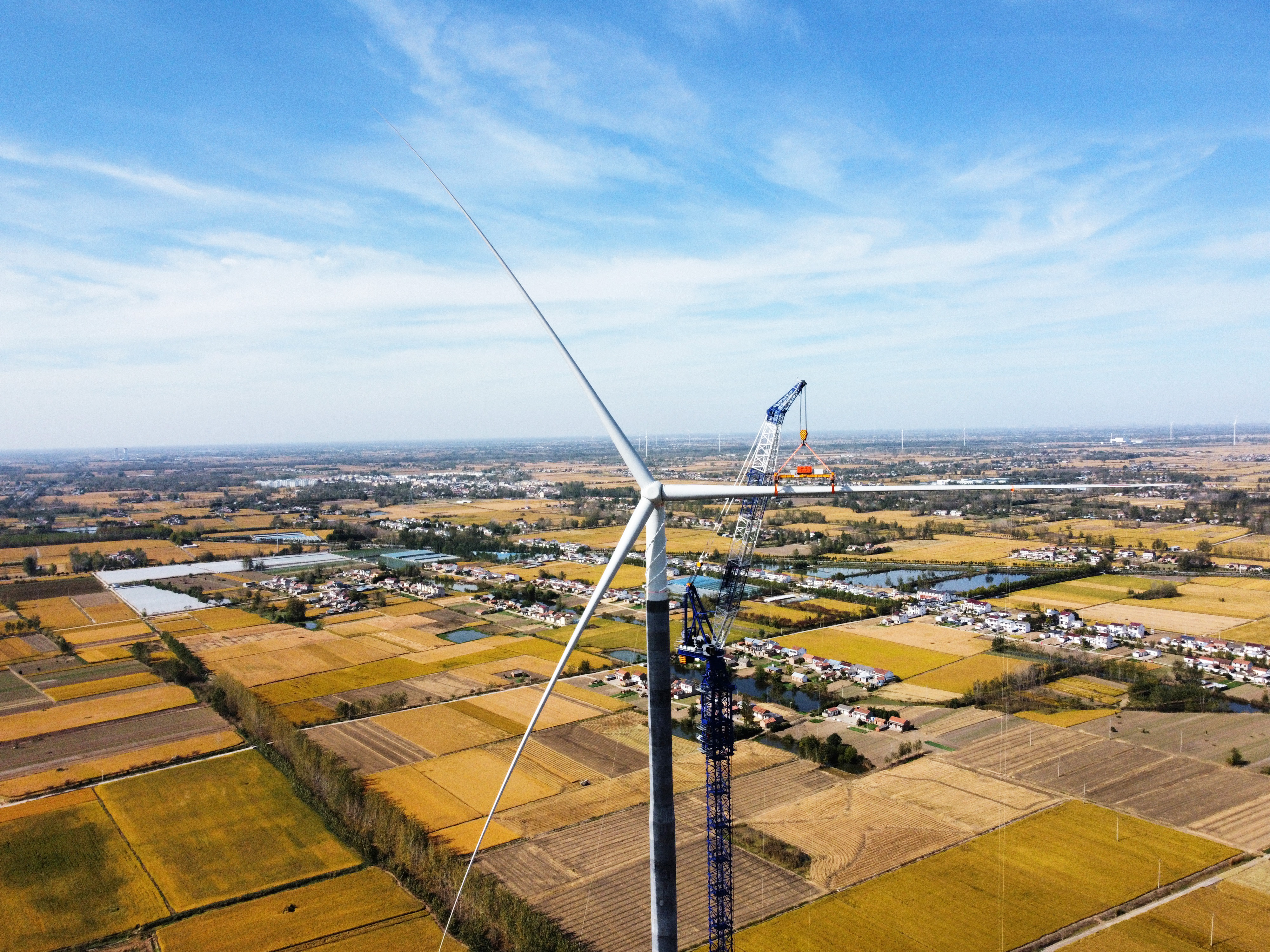 180米！！！全球首台超高性能混凝土质料混塔机组完成吊装